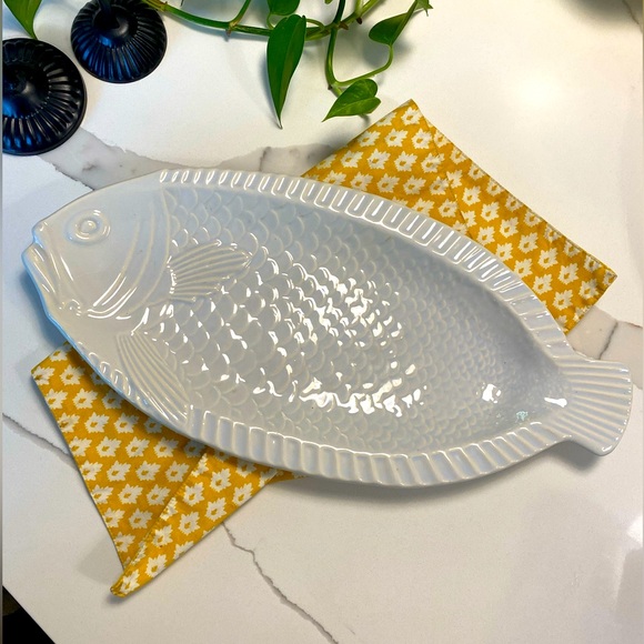 Large White Embossed Glazed Fish Serving Platter - Picture 2 of 9